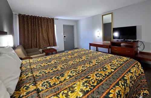North Chesterfield Hotel | Convenient Room near American Civil War Museum- Historic Tredegar | Free Parking