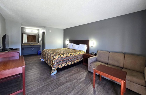 North Chesterfield Hotel | Convenient Room near American Civil War Museum- Historic Tredegar | Free Parking