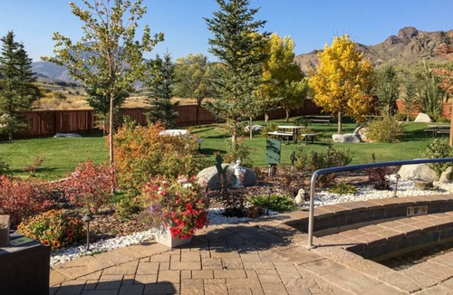 Gardiner House | Convenient Stay! Heated Pool, Free Parking Onsite, Near Gardiner Downtown!