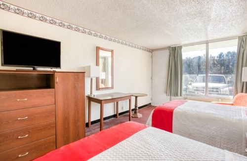 Templeton Hotel | Convenient Stay w/Microwave & Fridge – Great Pit Stop Near the Highway