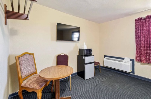 Luling Hotel | Convenient Stop Near BBQ Trail & Dining | 2 Units with Easy Access from I-10