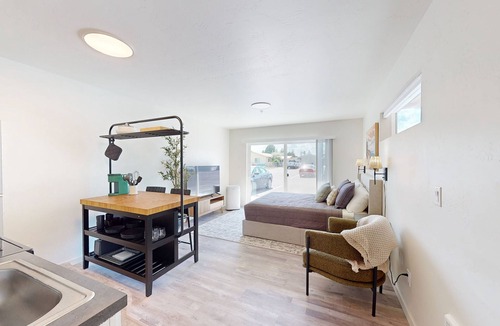 Evergreen Apartment | Conveniently located condo with full kitchen, W/D & TV's