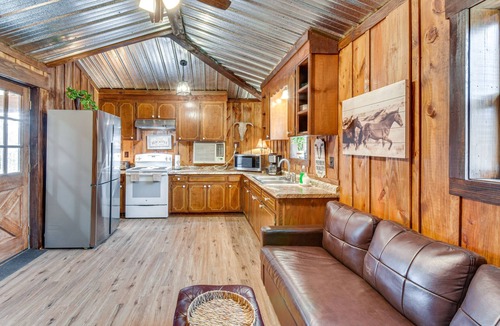 Clarkesville Cabin | Converted Barn Couple's Oasis Near Tallulah Gorge