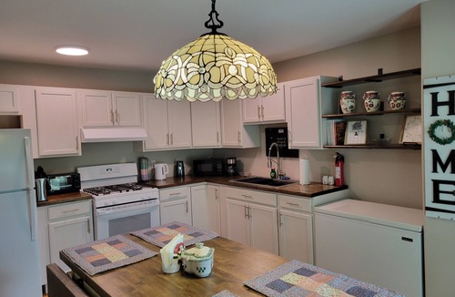 Dinero Cabin | Coopers Retreat Cabin on two acres with Hottub, sleeps 4 - Mathis TX