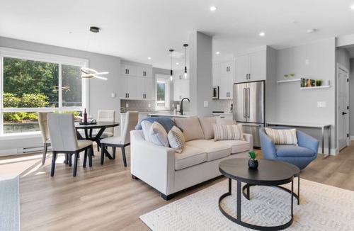 Harrison Hot Springs Condo | Corner Unit + Water Views & Easy Beach Access.