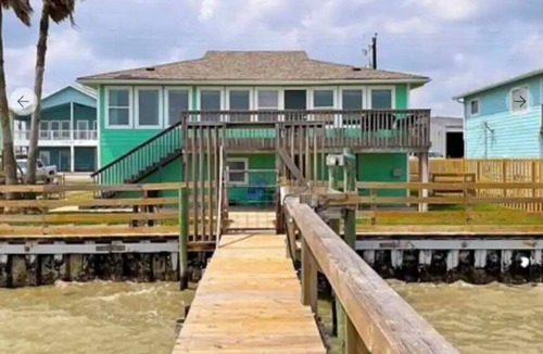 Port Mansfield House | Cosy beach style home with private fishing pier located on Lower Laguna Madre n