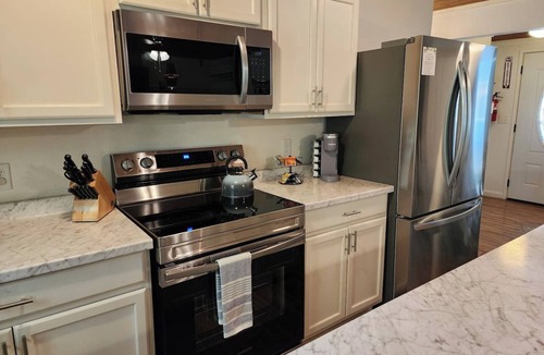 Midpines House | Cottage on Bear Creek is a 2-bedroom home located in Mariposa, California. The home features queen beds and accommodates families, couples, and small groups