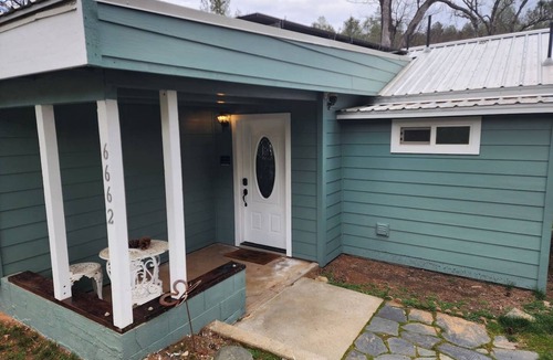 Midpines House | Cottage on Bear Creek is a 2-bedroom home located in Mariposa, California. The home features queen beds and accommodates families, couples, and small groups