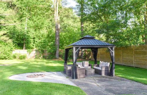 Nelsonville House | Cottage with Yard and Grill about 21 Mi to Hocking Hills!