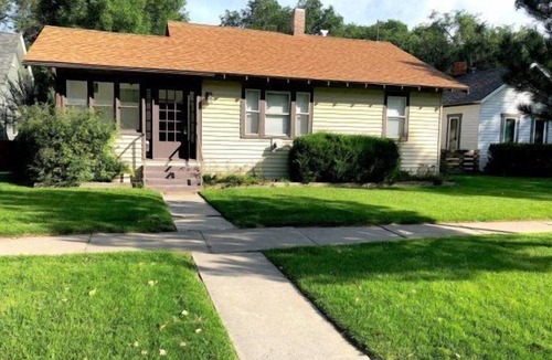 Cody House | Cottonwood Cottage, walking distance to downtown Cody with a private fenced backyard