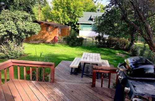 Cody House | Cottonwood Cottage, walking distance to downtown Cody with a private fenced backyard