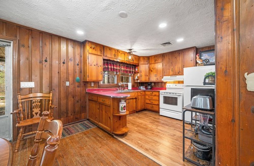 Morgantown Cabin | Country vacationing everyone will enjoy!