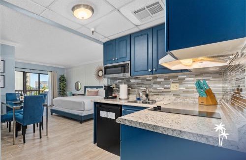 Southwest Orlando Apartment | Couples Getaway King Balcony Condo Near Universal