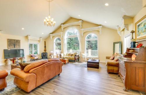 Libby House | Couples Retreat Lake Access and Walk to Happys Inn