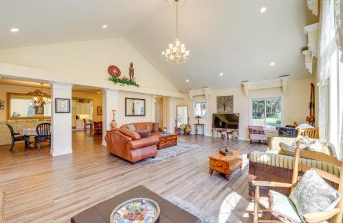 Libby House | Couples Retreat Lake Access and Walk to Happys Inn