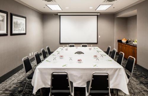 Coolidge Corner South Side Hotel | Courtyard by Marriott Boston Brookline
