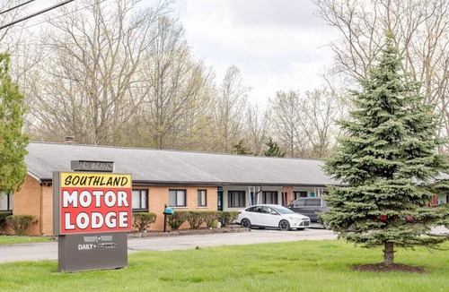 Riverview Apartment | Cozy Private Room with Bath| Sleeps 4| Free parking