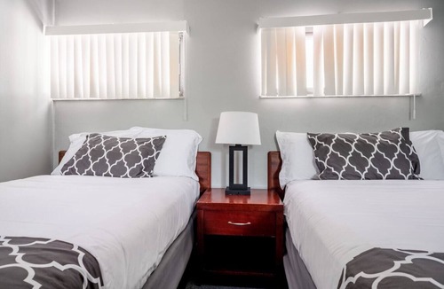 Riverview Hotel | Cozy Private Room with Bath| Sleeps 4| Free parking