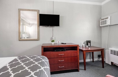 Riverview Hotel | Cozy Private Room with Bath| Sleeps 4| Free parking