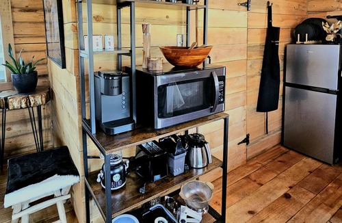 Elliston Cabin | Cozy 1-Bed 1-Bath Cabin Retreat. King Size Bed, Wi-Fi, TV and Pet Friendly!