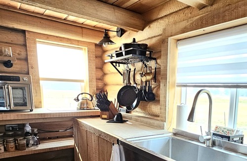 Elliston Cabin | Cozy 1-Bed 1-Bath Cabin Retreat. King Size Bed, Wi-Fi, TV and Pet Friendly!