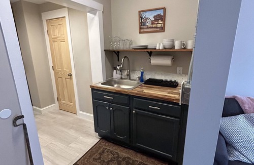 Springfield Apartment | Cozy 1-bedroom apartment with WiFi, AC, washer/dryer in charming Springfield