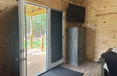 Lufkin Cabin | Cozy 1-bedroom cabin in beautiful Lufkin with a pond and sunset view.