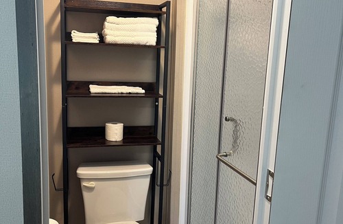 Sweeny Cabin | Cozy 1-bedroom cabin in peaceful Sweeny with AC