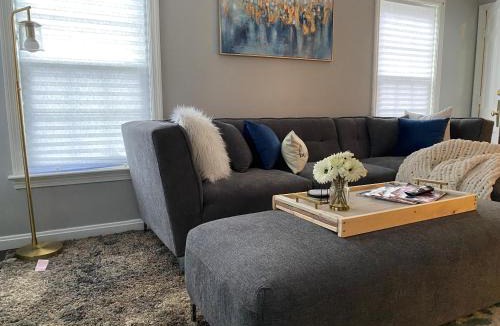 Cleveland Heights Apartment | Cozy, 1st floor apartment 2bdrms Plus Semi Private room with Futon Pets with fee Family Friendly Close to Everything