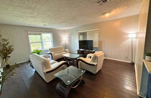 North Shore Apartment | Cozy 1x1 Retro Escape - East Htx