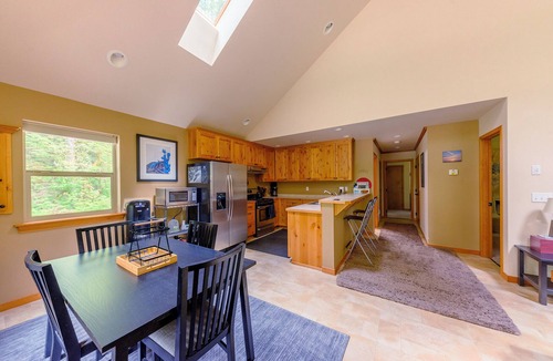 Warnick House | Cozy 2 Bed/2 Bath with sauna, perfect for small families