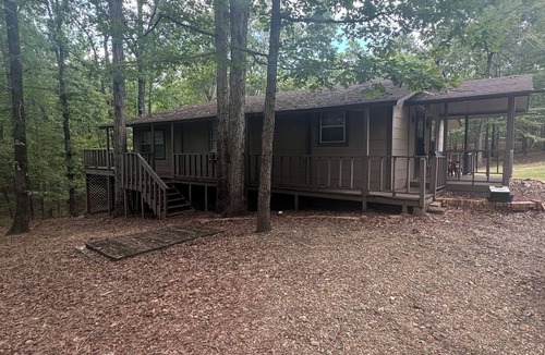 Murfreesboro Cabin | Cozy 2-bedroom cabin with WiFi, AC in charming Murfreesboro on Lake Greeson.