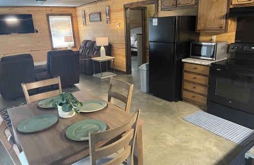 Batesville Cabin | Cozy 2-bedroom cabin with WiFi, AC in soothing Batesville, MS
