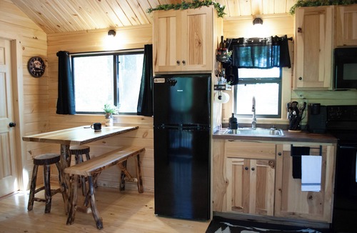 East Fultonham Cabin | Cozy 2-bedroom cabin with hot tub nestled in the woods of Morgan County