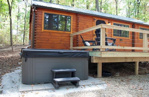 East Fultonham Cabin | Cozy 2-bedroom cabin with hot tub nestled in the woods of Morgan County