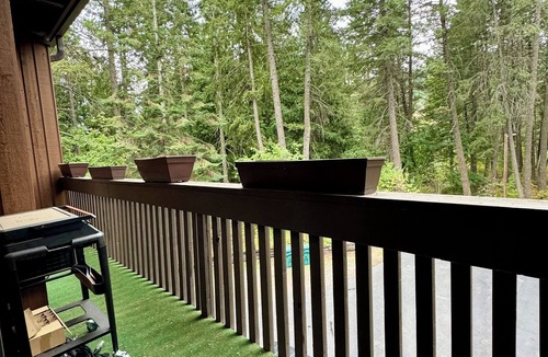 Rathdrum Condo | Cozy 2-bedroom condo in Twin Lakes Village - golf, lake, pool