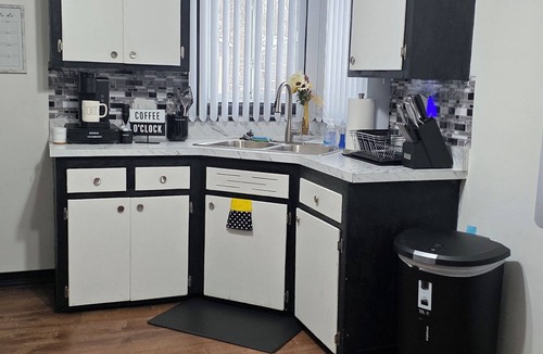 Inkster House | Cozy 2-bedroom house in surrounding Metropolitan area just minutes from DTW