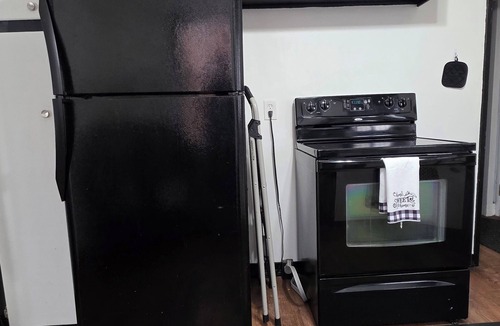 Inkster House | Cozy 2-bedroom house in surrounding Metropolitan area just minutes from DTW