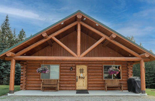 Bonners Ferry Cabin | Cozy 2-Bedroom Log Cabin Retreat Near Town – Full Kitchen