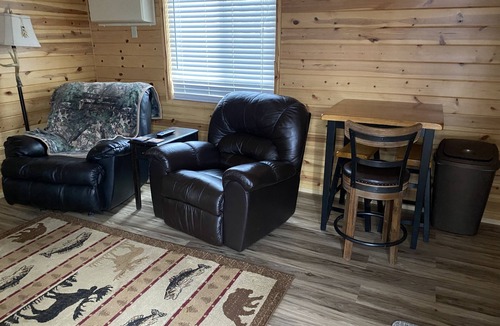 Grassy Butte Cabin | Cozy 2 bedroom Log Cabin