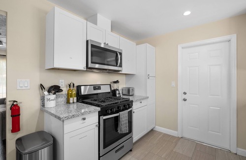 Raisin House | Cozy 2B/1Bth w Great Access to Airport