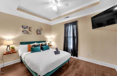 Concord House | Cozy 2B Townhouse - Hot Tub