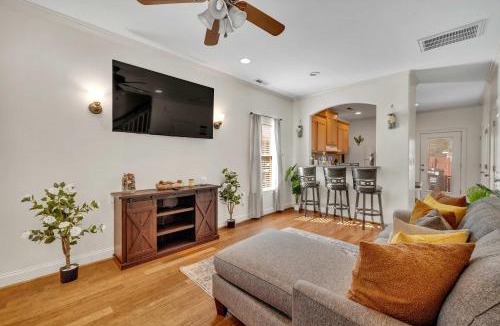 Concord House | Cozy 2B Townhouse - King Bed