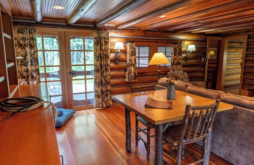 Emigrant Apartment | Cozy 2BR Lodge Apartment with Mountain Views Historic B Bar Ranch Getaway