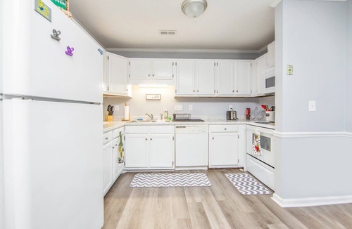 Fayetteville Apartment | Cozy 2BR Quadraplex Minutes to Ft Bragg w/Deck