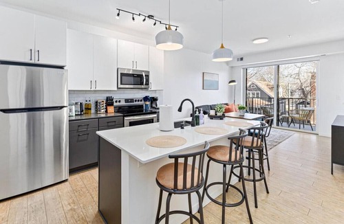 Carag Apartment | Cozy 2BR Retreat w/Gym & Roofdeck near Downtown