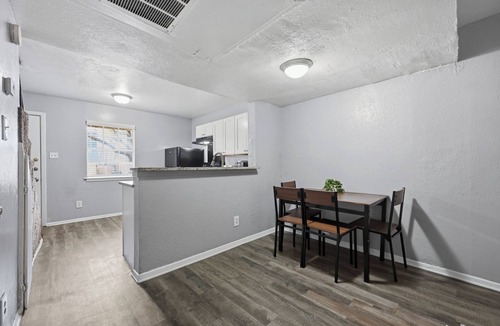 South Arlington Apartment | Cozy 2BR townhome with open living space