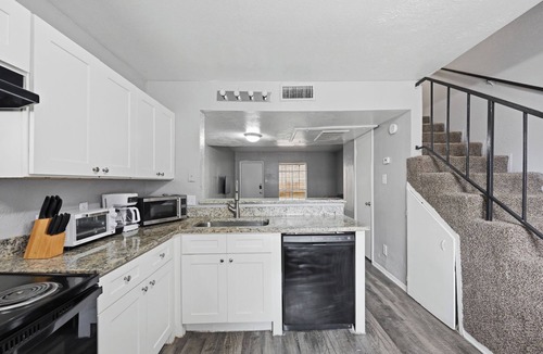 South Arlington Apartment | Cozy 2BR townhome with open living space