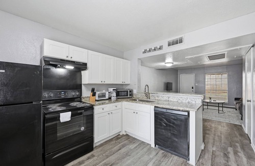 South Arlington Apartment | Cozy 2BR townhome with open living space