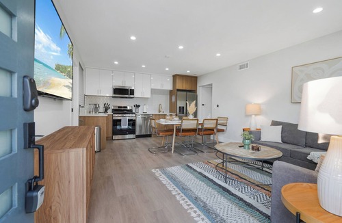 Palms Apartment | Cozy 2BR w/Bath minutes from DT Culver City